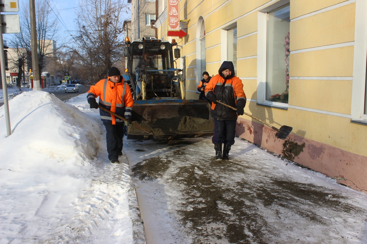 Барнаульские дорожники ежедневно посыпают тротуары песком