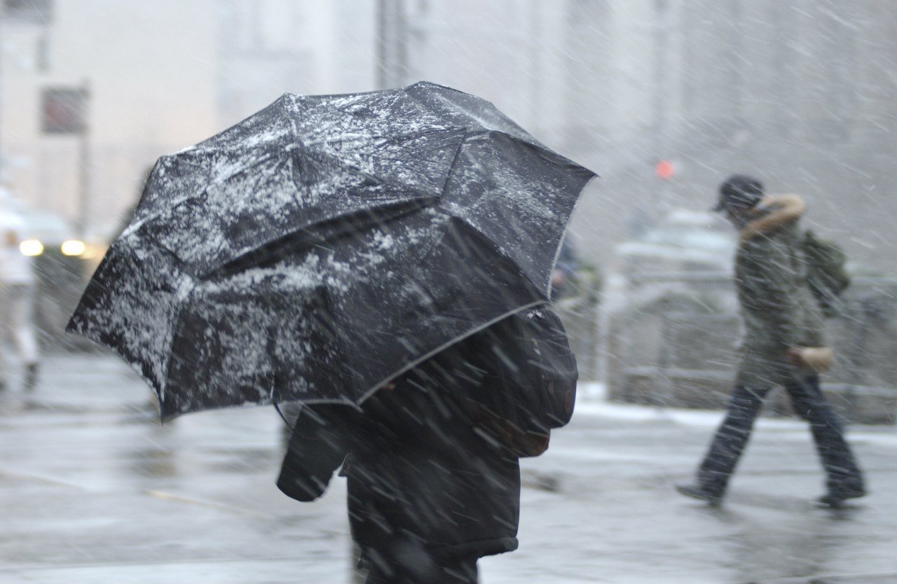 В Алтайском крае объявили штормовое предупреждение из-за снегопада и сильного ветра