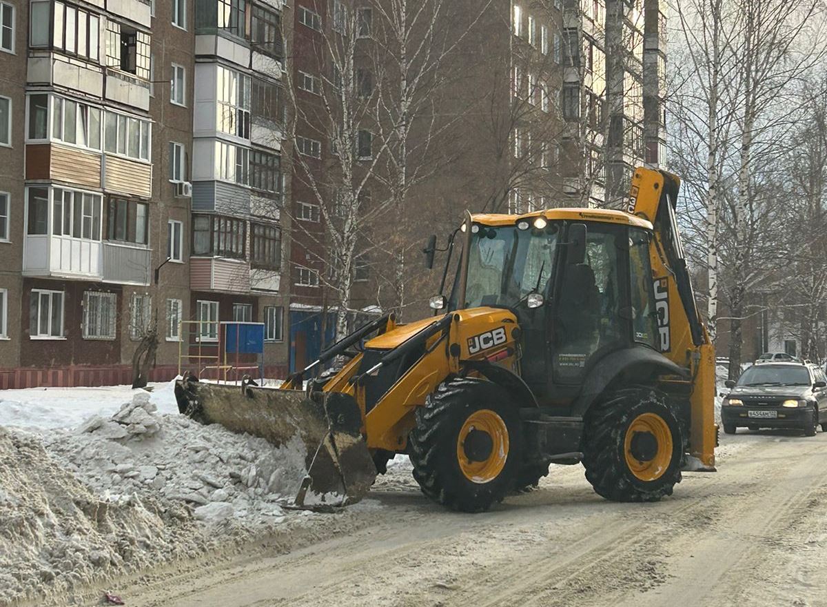 В администрации Ленинского района на ежедневном контроле остается вопрос очистки от снега и наледи тротуаров, проезжих частей, придомовых территорий 