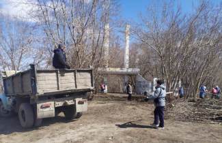 Массовую экологическую акцию провели у входа в парк «Юбилейный» в Барнауле