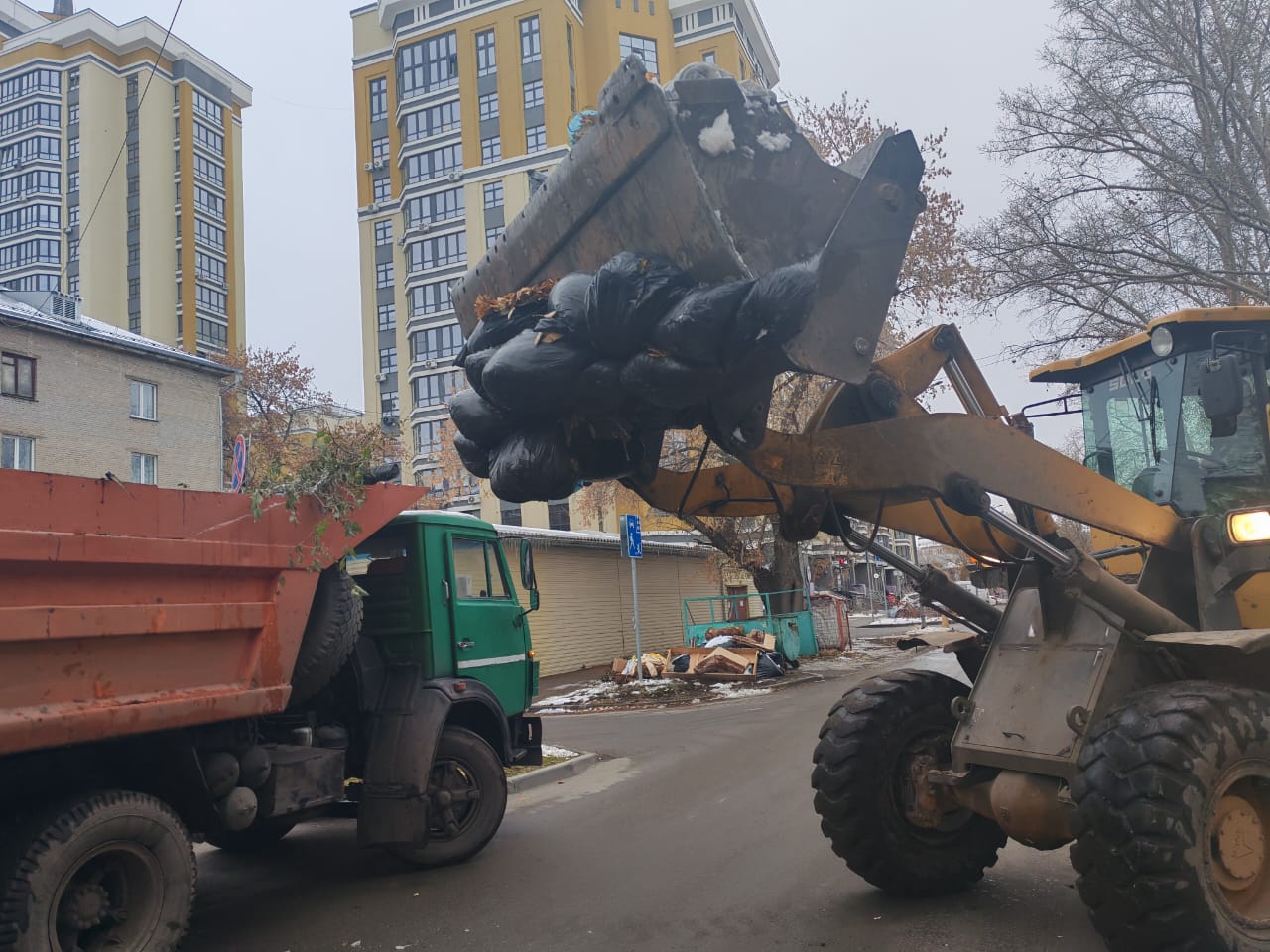 В Октябрьском районе Барнаула продолжаются работы по вывозу мусора и веток