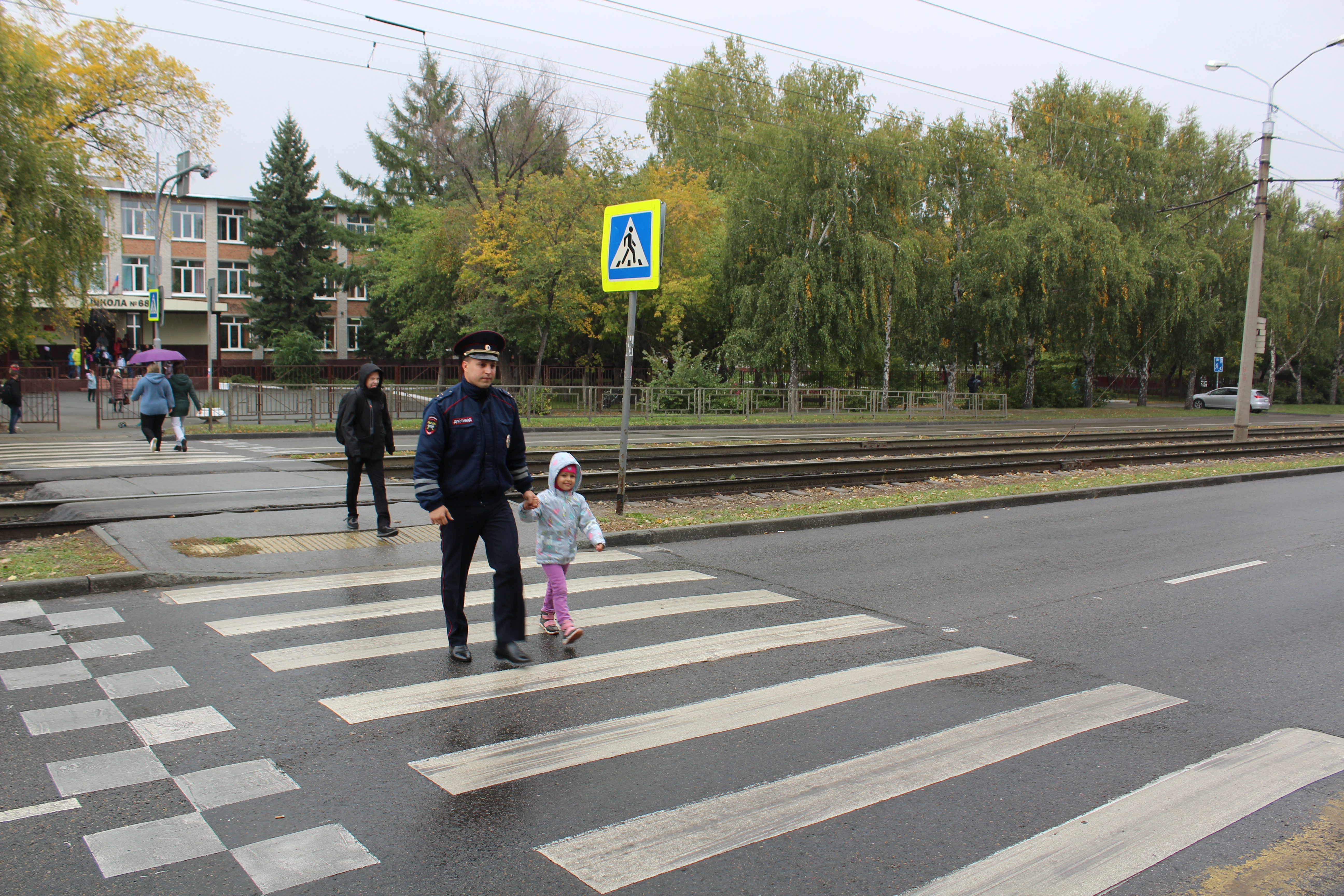Сотрудники Госавтоинспекции Барнаула напомнили школьникам правила безопасности на дорогах