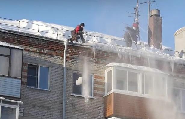 В Барнауле на особом контроле очистка от снега крыш домов