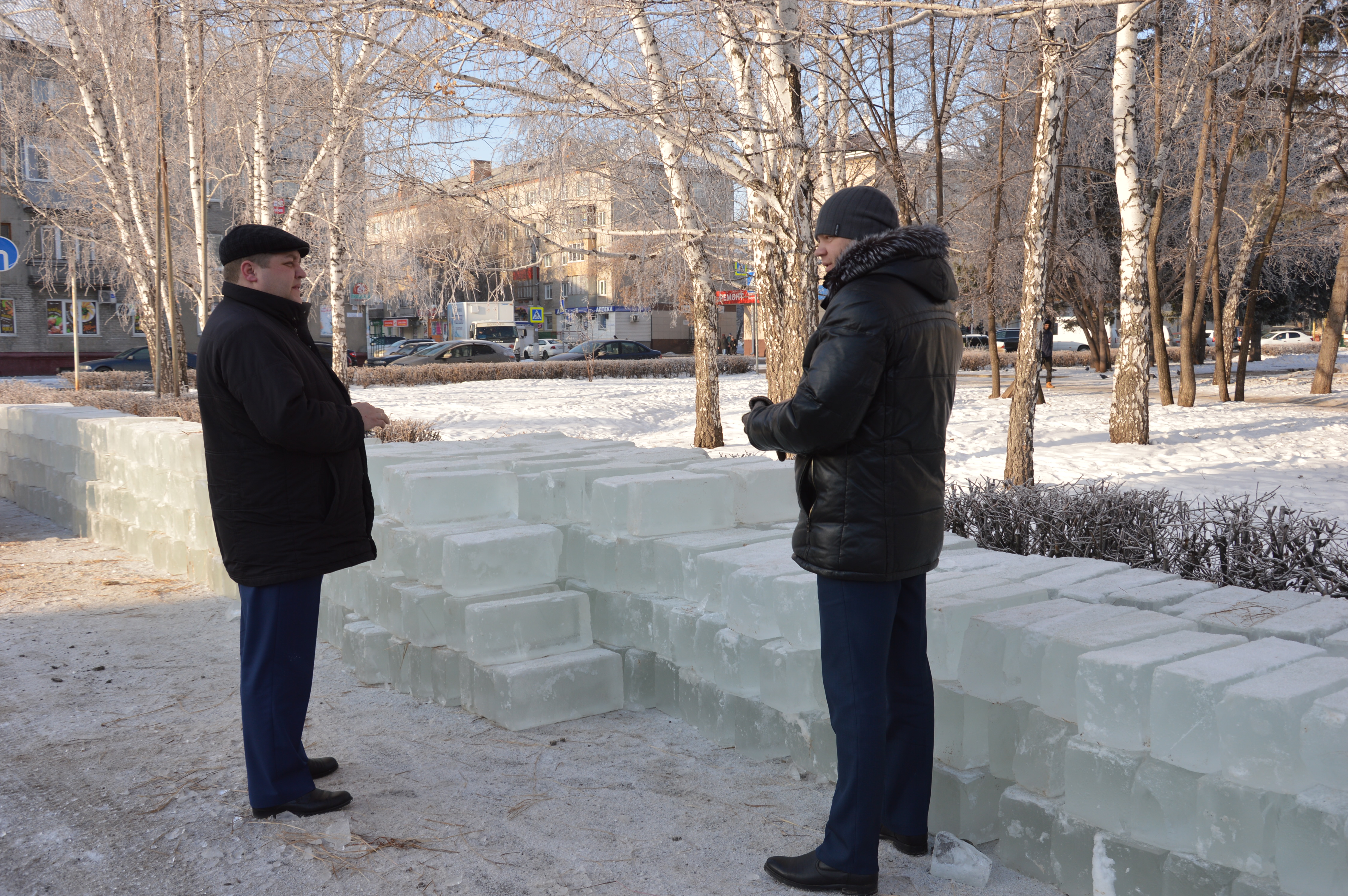 Андрей Овсянников оценил ход работ по подготовке снежного городка 