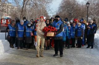 В День памяти воинов-интернационалистов на Аллее героев (ул.Малахова) прошло торжественное возложение цветов к памятному знаку бойцам 6-й роты