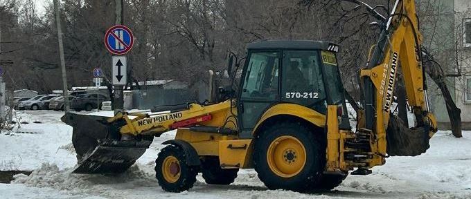 В Ленинском  районе продолжаются работы по очистке от снега и наледи улиц, межквартальных проездов и дворовых территорий 