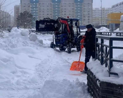 В период снегопада в Индустриальном районе организована работа по очистке территории от снега