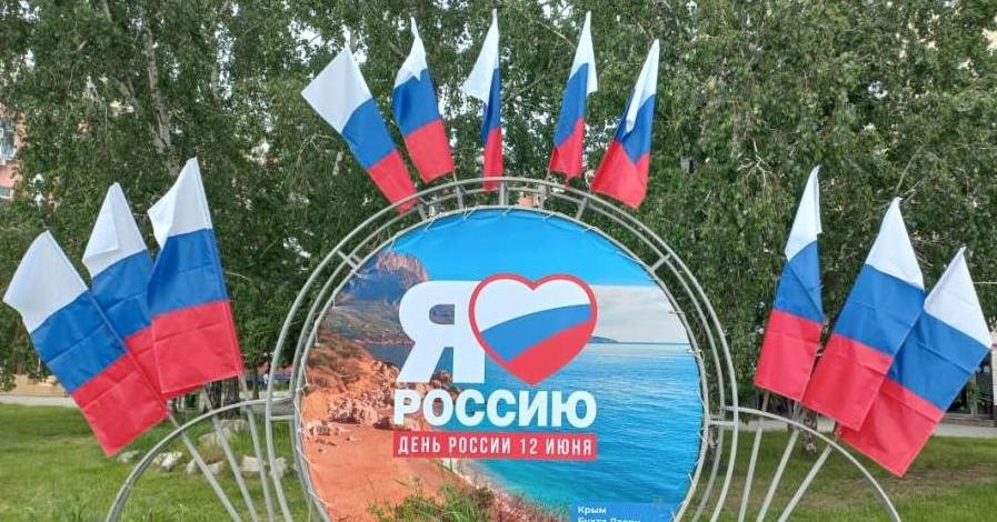 Российскими флагами украсили улицы Октябрьского района Барнаула