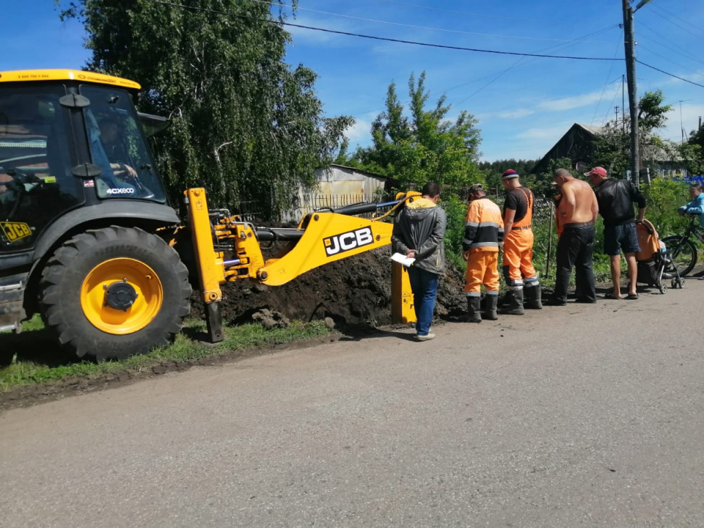 В поселке Ягодное идут работы по восстановлению водоснабжения (обновлено)  БАРНАУЛ :: Официальный сайт города