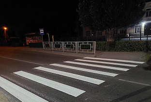 На пешеходных переходах вблизи барнаульских школ и гимназий нанесли дорожную «зебру»