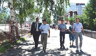 На улице Попова в Барнауле ведутся работы по капитальному ремонту участка тепловой сети