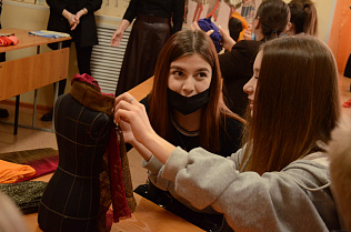 250 школьников из Барнаула и Алтайского края приняли участие в творческом фестивале «Ремесленная слобода»