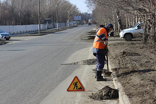 В Барнауле продолжают санитарную уборку дорог и тротуаров 