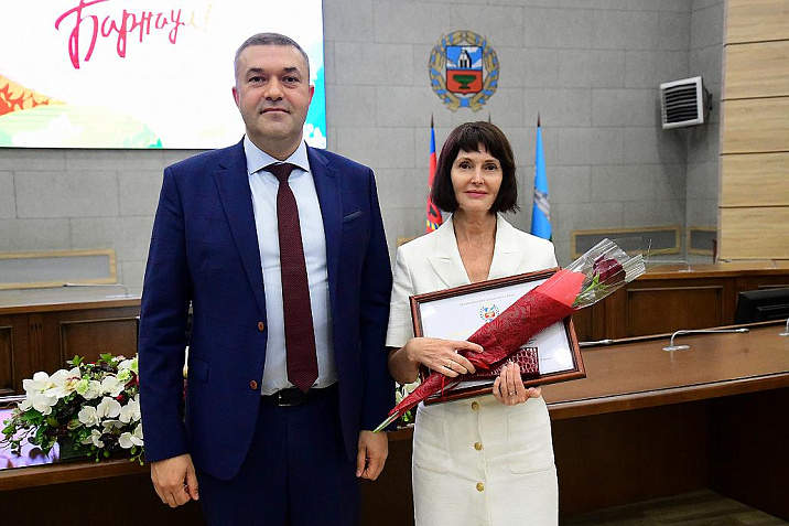 В преддверии Дня города наградили представителей экономической сферы и предпринимательства Барнаула