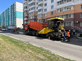 В Барнауле по нацпроекту «Безопасные качественные дороги» на улице Лазурной приступили к укладке дорожного полотна 
