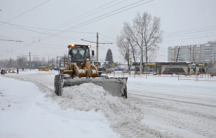 Дорожные службы Барнаула держат на контроле очистку улично-дорожной сети от снега и наледи