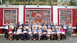  В Индустриальном районе Барнаула торжественно открыли обновлённую Доску Почета