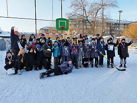 Турнир по хоккею среди дворовых команд состоялся в Барнауле