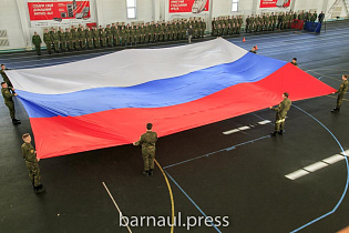 Студенты технического университета развернули 14-метровый Флаг РФ в День воссоединения Крыма с Россией 