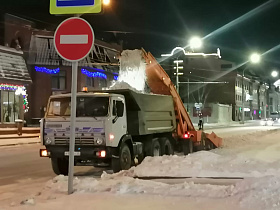 В Барнауле дорожная техника в круглосуточном режиме продолжает убирать городские улицы от снега