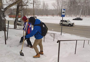 Волонтеры помогают чистить от снега пешеходные лестницы и подходы к больницам Барнаула