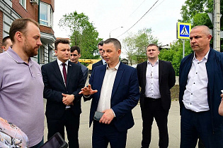В Барнауле продолжается текущий ремонт дорог и восстановление смотровых колодцев
