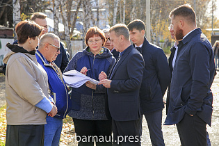 Глава Барнаула Вячеслав Франк провел выездное совещание по благоустройству парка имени Ленина