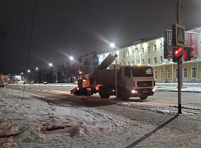 В Барнауле дорожные службы продолжают очищать дороги и вывозить снег