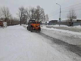 Дорожная служба продолжает очистку улиц после выпавших осадков   