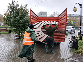 В Барнауле с ряда общественных территорий продолжают убирать скамейки и урны на зимнее хранение 