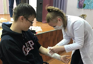 Специалисты Краевого центра медицинской профилактики провели выездное обследование барнаульских школьников
