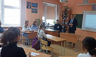 Депутаты Барнаульской Думы встретились с молодежью в месячник молодого избирателя