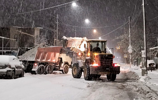 В Барнауле дорожные службы продолжают очищать дороги и тротуары от снега