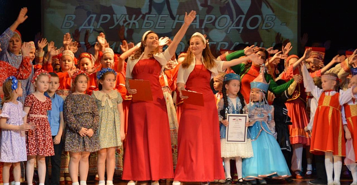 В ДК «Октябрьский» прошёл гала-концерт, посвящённый Дню народного единства