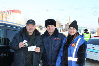 Водителей Барнаула поощрили за соблюдение правил дорожного движения в рамках акции 