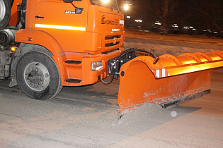 В ночь на 9 февраля на дорогах Барнаула будет работать 128 единиц снегоуборочной техники