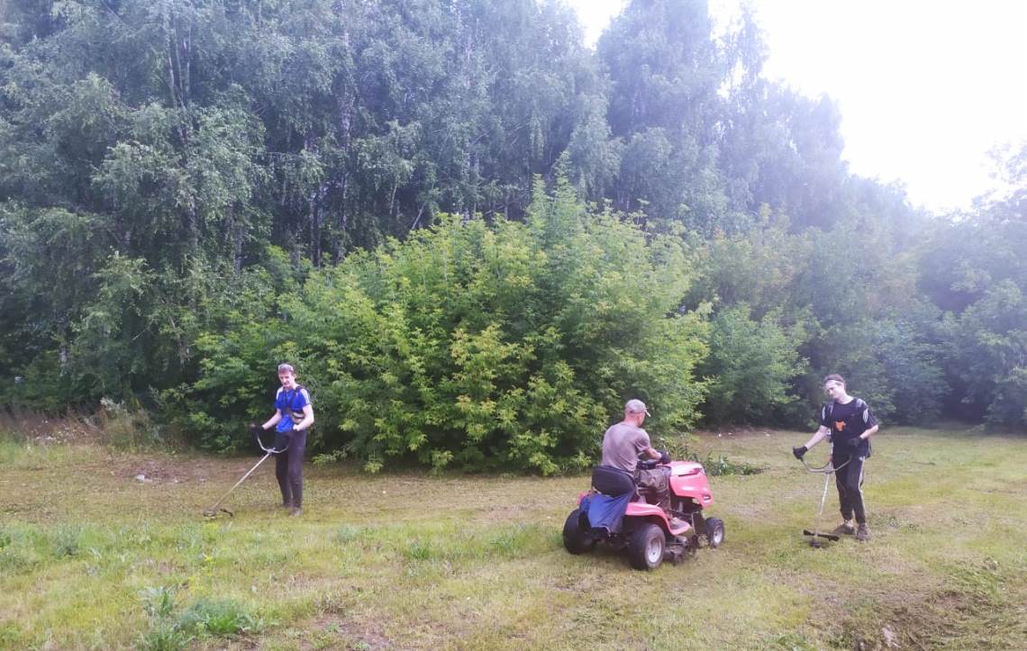 Покос травы в Ленинском районе находится на особом контроле администрации  БАРНАУЛ :: Официальный сайт города