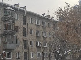 В Барнауле продолжается очистка кровель многоквартирных домов от снега и наледи 