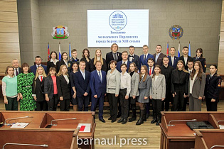 Вновь избранные депутаты Молодежного парламента города XIII созыва получили удостоверения