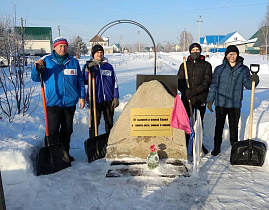 Участники акции «Снежный десант» помогают чистить снег в пригороде Барнаула