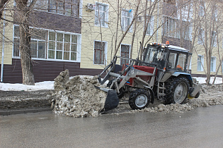 В Барнауле ворошат сугробы и прочищают ливневую канализацию
