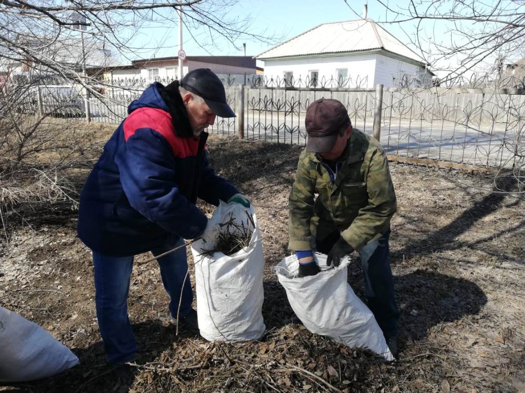 В «чистый четверг» в Барнауле убирали мусор с берегов реки и с обочин дорог  БАРНАУЛ :: Официальный сайт города