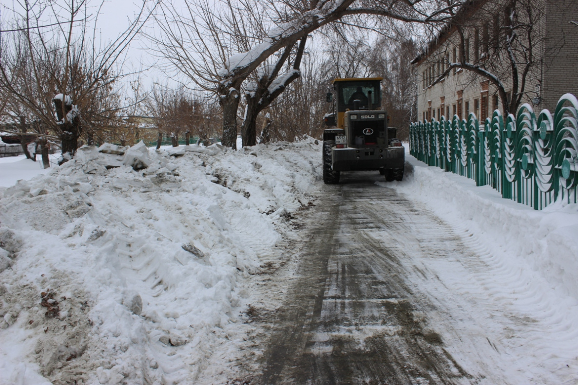 Уборка тротуаров от снега. Расчистка тротуаров от снега. Очистка тротуаров от снега механизированным способом. Очистки тротуаров мостов от снега.