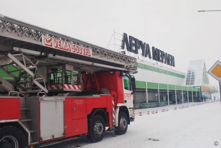 Учебный пожар потушили в одном из строительных гипермаркетов Барнаула