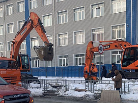 Барнаульский водоканал устраняет нештатную ситуацию на водопроводной сети в районе пересечения улиц Юрина и Покровской