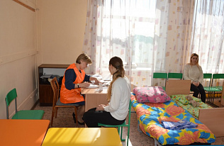 В Барнауле провели тренировку по развертыванию пункта временного размещения для пострадавших от паводка 