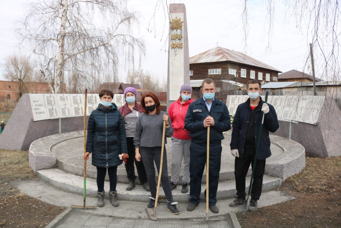 Дворы и детские площадки очищали общественники Центрального района в  «чистый четверг» БАРНАУЛ :: Официальный сайт города