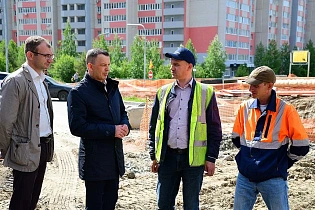 Андрей Курышин проконтролировал ход работ по строительству дороги по ул. Сергея Семенова