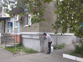  В рамках антинаркотической акции на зданиях Барнаула закрасили незаконные надписи