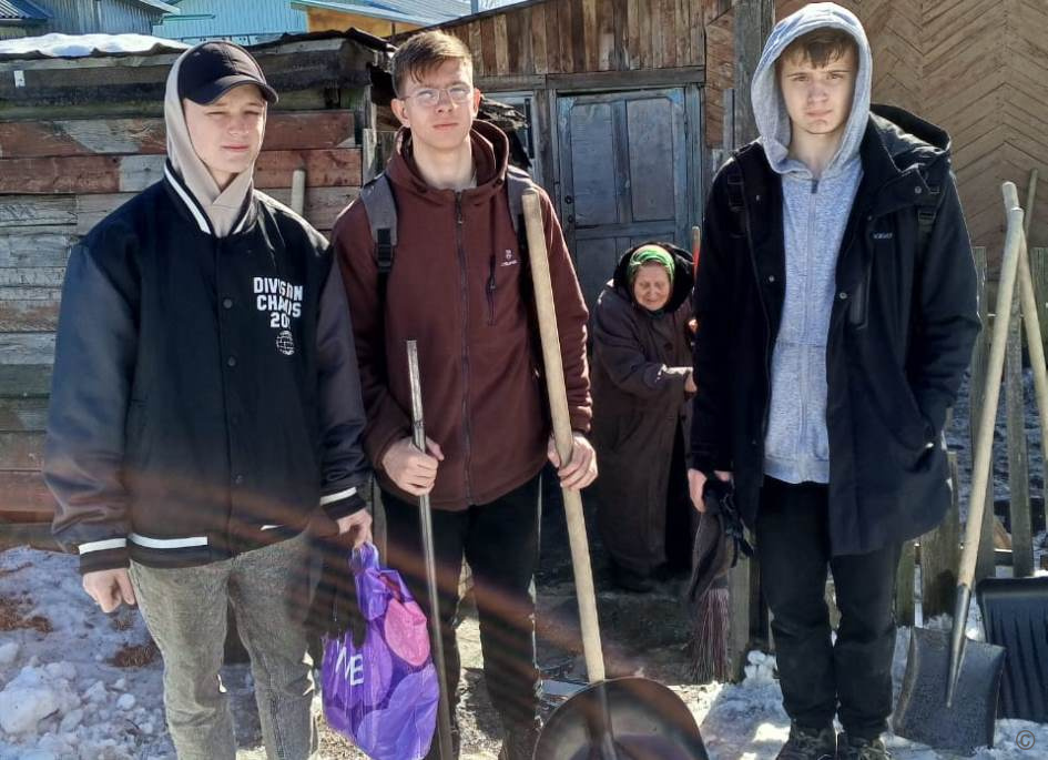 Студенты-волонтеры помогли пожилому человеку убрать снег и наледь во дворе